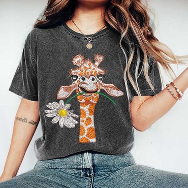 Women's Vintage Giraffe Chamomile Chic Flower Embroidery Print Round Neck Short Sleeve T-shirt